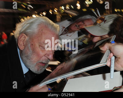 Kanadische Schauspieler Donald Sutherland Autogramme bei der Premiere des Films "The Pillars of the Earth" in Berlin, Deutschland, 26. Oktober 2010. Der Fernsehsender präsentieren Sat. 1 die vierteilige TV-Film vom 15. November 2010 ab. Foto: Jens Kalaene Stockfoto