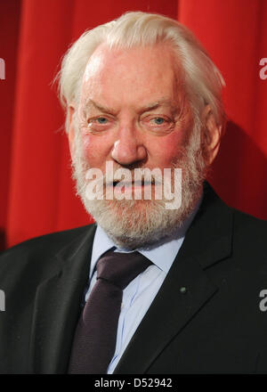 Kanadische Schauspieler Donald Sutherland ist auf der Bühne während der Premiere von "The Pillars of the Earth" im Cinestar am Potsdamer Platz in Berlin, Deutschland, 26. Oktober 2010 abgebildet. Der Fernsehsender präsentieren Sat. 1 die vierteilige TV-Film vom 15. November 2010 ab. Foto: Jens Kalaene Stockfoto