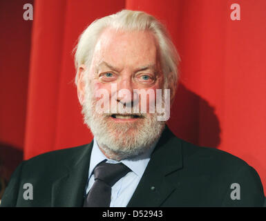 Kanadische Schauspieler Donald Sutherland ist auf der Bühne während der Premiere von "The Pillars of the Earth" im Cinestar am Potsdamer Platz in Berlin, Deutschland, 26. Oktober 2010 abgebildet. Der Fernsehsender präsentieren Sat. 1 die vierteilige TV-Film vom 15. November 2010 ab. Foto: Jens Kalaene Stockfoto