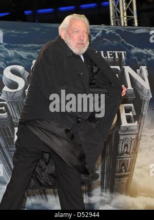 Kanadische Schauspieler Donald Sutherland besucht die Premiere des Films "The Pillars of the Earth" in Berlin, Deutschland, 26. Oktober 2010. Der Fernsehsender präsentieren Sat. 1 die vierteilige TV-Film vom 15. November 2010 ab. Foto: Jens Kalaene Stockfoto