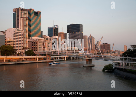 Sonnenuntergang über Brisbanes neueste Fußgängerbrücke der Kurilpa Brücke über den Brisbane River Brisbane Queensland-Australien Stockfoto