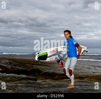 Margaret River, Australien. 22. März 2013. Sally Fitzgibbons (AUS) kehrt aus dem Wasser nach dem Gewinn ihrer Viertel Finale gegen Alana Blanchard aus Hawai am 7. Tag des Medikaments bewusst Margaret River Pro Surfer Punkt Prevally Park Western Australia. Bildnachweis: Aktion Plus Sportbilder / Alamy Live News Stockfoto