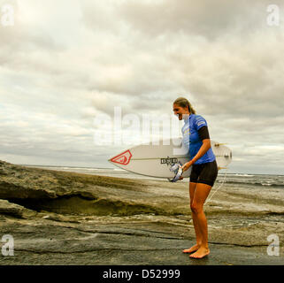 Margaret River, Australien. 22. März 2013. Stephanie Gilmore (AUS) verlässt das Wasser nach ihrem Match gegen Felicity Palmatear (AUS) während des Viertelfinales am 7. Tag des Medikaments bewusst Margaret River Pro Surfer Punkt Prevally Park Western Australia zu gewinnen. Bildnachweis: Aktion Plus Sportbilder / Alamy Live News Stockfoto