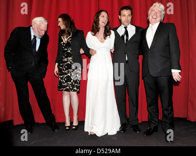 Kanadischer Schauspieler Donald Sutherland (L-R), britische Schauspielerin Hayley Atwell, deutsche Schauspielerin Natalia Woerner, britischer Schauspieler Rufus Sewell und walisischer Schriftsteller Ken Follett stellen während der Premiere von "The Pillars of the Earth" im Cinestar am Potsdamer Platz in Berlin, Deutschland, 26. Oktober 2010. Der Fernsehsender präsentieren Sat. 1 die vierteiligen Fernsehfilm von 15 November 201. Stockfoto