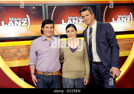 (L, R:) Chilenischen Bergleute, die Osman Araya stellt nach der Aufzeichnung der Lanz Show in Hamburg, Germany, 26. Oktober 2010 für ein Bild mit seinem Partner Angelica und Talkshow-Moderator Markus Lanz gerettet. Foto: Angelika Warmuth Stockfoto