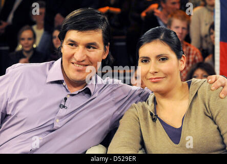 Chilenischen Bergleute, die Osman Araya für ein Bild stellt mit seinem Partner Angelica und nach der Aufzeichnung der Talkshow "Markus Lanz" in Hamburg, Germany, 26. Oktober 2010 gerettet. Foto: Angelika Warmuth Stockfoto