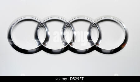 (Dpa) - ein Dpa-Datei Bild vom 4. März 2010 zeigt das Audi Logo, eingefangen in Genf, Schweiz. Audi verkauft mehr Autos als erwartet und fast verdoppelten Deutlich seine Verkaufszahlen. Foto: Uli Deck Stockfoto