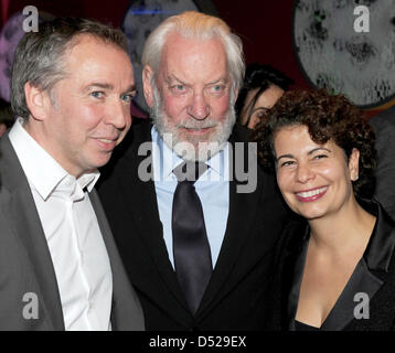 (L, R:) ProSieben und Sat. 1-Geschäftsführer Andreas Bartl, Schauspieler Donald Sutherland und Produzenten Rola Bauer besuchen die Premiere von "The Pillars of the Earth" in Berlin, Deutschland, 26. Oktober 2010. Deutsche TV-Sender überträgt Sat. 1 die vierteilige Anpassung der Ken Folletts Bestseller-Roman von 15. November 2010 ab. Foto: Jens Kalaene Stockfoto
