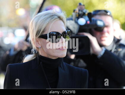 TV-Moderatorin Nina Ruge kommt bei Thomas Fuchsbergers Beerdigung in Grünwald, Deutschland, 27. Oktober 2010. Der Sohn des deutschen Schauspielers und TV-Persönlichkeit Joachim Fuchsberger hatte am 14. Oktober 2010 in einem Fluss in Kulmbach in Nordbayern ertrunken. Foto: PETER KNEFFEL Stockfoto