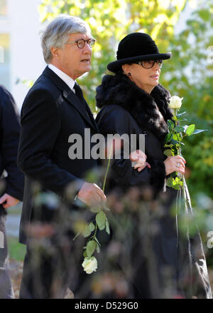 Schauspieler Christian Wolff und Frau Marina kommen für Thomas Fuchsbergers Beerdigung in Grünwald, Deutschland, 27. Oktober 2010. Der Sohn des deutschen Schauspielers und TV-Persönlichkeit Joachim Fuchsberger hatte am 14. Oktober 2010 in einem Fluss in Kulmbach in Nordbayern ertrunken. Foto: Tobias Hase Stockfoto