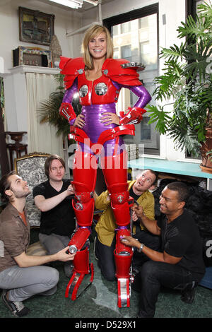 Eine undatierte Mario Curtis Handout deutsche supermodel Heidi Klum posiert in ihrem Halloween-Outfit in New York, USA. Für ihre Halloween-Party am 31. Oktober wird ein super-Held Klum verwandeln. Foto: Marion Curtis / HANDOUT / redaktionelle Nutzung nur / obligatorisch CREDIT Stockfoto