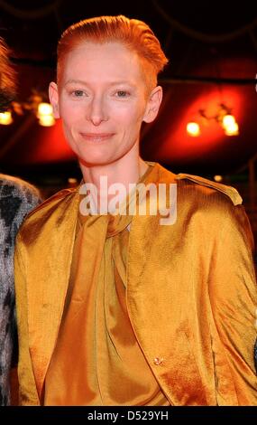 (Dpa-Datei) Ein Datei-Bild datiert 14. Februar 2010 der britischen Schauspielerin Tilda Swinton auf der 60. Berlinale Filmfestspiele in Berlin, Deutschland. Tilda Swinton feiert am 5. November 2010 ihren 50. Geburtstag. Foto: Jens Kalaene Stockfoto