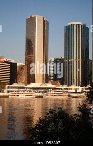 Sonnenaufgang über dem Raddampfer Touristenbooten verankert auf dem Brisbane River Brisbane Queensland Australien. Stockfoto