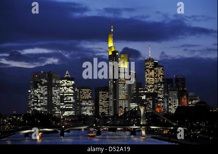 (Dpa-Datei) Ein Datei-Bild datiert 10. Dezember 2009 auf die Skyline von Frankfurt Main, Deutschland. Rund zwei Jahre nach dem Scheitern von Lehman Brothers, Deutschlands regierende Koalition ein Gesetz verabschiedet am 28. Oktober 2010 eine Bankenabgabe und eine spezielle Methode für große Banken Bankrott. Foto: Arne Dedert Stockfoto