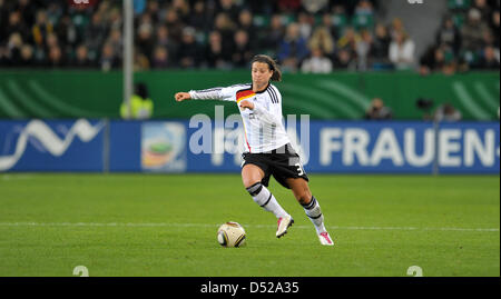 Fu§Ball Frauen LŠnderspiel: Deutschland - Australien bin Donnerstag (28.10.2010) in der Volkswagen Arena in Wolfsburg. Deutschlands Dzsenifer Marozsan bin Ball.  Foto: Carmen Jaspersen Dpa / Lni Stockfoto