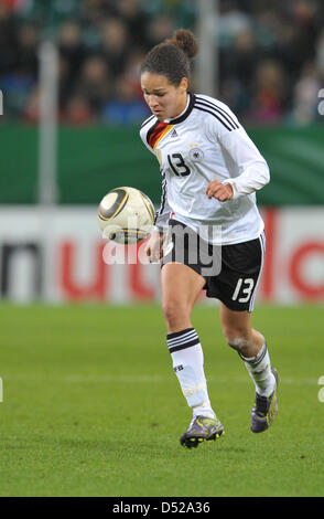 Fu§Ball Frauen LŠnderspiel: Deutschland - Australien bin Donnerstag (28.10.2010) in der Volkswagen Arena in Wolfsburg. Deutschlands Celia Okoyino Da Mbabi bin Ball.  Foto: Carmen Jaspersen Dpa / Lni Stockfoto