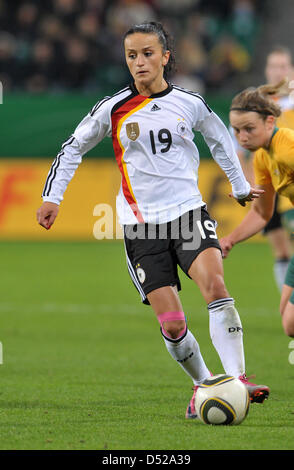 Fu§Ball Frauen LŠnderspiel: Deutschland - Australien bin Donnerstag (28.10.2010) in der Volkswagen Arena in Wolfsburg. Deutschlands Fatmire Bajramaj bin Ball.  Foto: Carmen Jaspersen Dpa / Lni Stockfoto