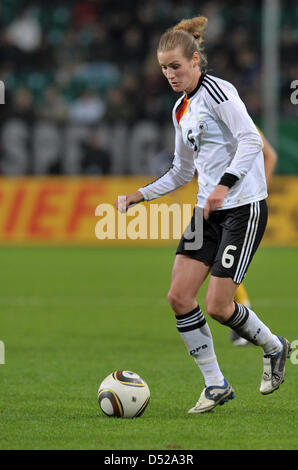 Fu§Ball Frauen LŠnderspiel: Deutschland - Australien bin Donnerstag (28.10.2010) in der Volkswagen Arena in Wolfsburg. Deutschlands Simone Laudehr bin Ball.  Foto: Carmen Jaspersen Dpa / Lni Stockfoto