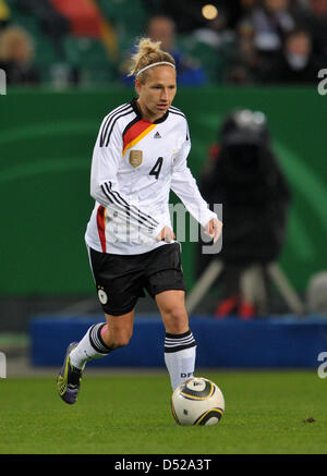 Fu§Ball Frauen LŠnderspiel: Deutschland - Australien bin Donnerstag (28.10.2010) in der Volkswagen Arena in Wolfsburg. Deutschlands Babett Peter am Ball.  Foto: Carmen Jaspersen Dpa / Lni Stockfoto