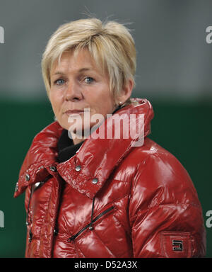 Fu§Ball Frauen LŠnderspiel: Deutschland - Australien bin Donnerstag (28.10.2010) in der Volkswagen Arena in Wolfsburg. Bundestrainerin Silvia Neid Vor Spielbeginn eine der Seitenlinie.  Foto: Carmen Jaspersen Dpa / Lni Stockfoto