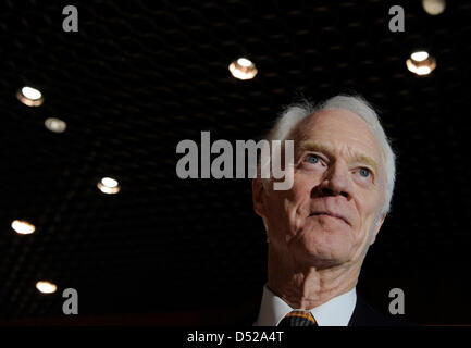 Ehemalige US-Astronaut an Bord des Space Shuttle Apollo 9, Rusty Schweickart, besucht die ESA European Space Agency-treffen bei der Sat-Steuerung Zentrum der ESA in Darmstadt, Deutschland, 29. Oktober 2010. Schweickart ist heute ein international renommierter Experte für mögliche Bedrohungen auf die Erde, die aus Asteroiden NASA. Er besuchte eine Sondersitzung zum Thema, die Orga war Stockfoto