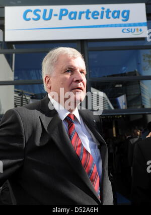 Der Bayerische Ministerpräsident Horst Seehofer (CSU) Kommt bin Freitag (29.10.2010) in München (Oberbayern) Zum Parteitag der CSU. Hauptthema der Veranstaltung Mit Rund 1000 Delegierten in München Sind Mehrere Reformprojekte der Christsozialen. Foto: Tobias Hase Dpa/lby Stockfoto