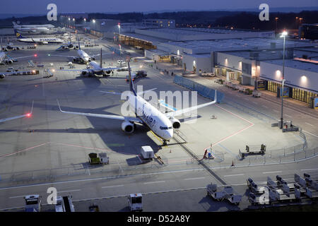 Ein Datei-Bild vom 22. April 2008 zeigt ein Flugzeug Besitz der irischen Gesellschaft Ryanair auf dem Flughafen Frankfurt-Hahn, Deutschland. Ryanair haben mehrere Verbindungen in ihren Zeitplan wegen die Ausreisegebühr Flug gestrichen. Ihre am meisten frequentierten Basis in Frankfurt-Hahn Gesichtern eine Stornierung von neun Flugverbindungen entspricht etwa 30 Prozent ihrer bisherigen Flüge pro Woche Stockfoto