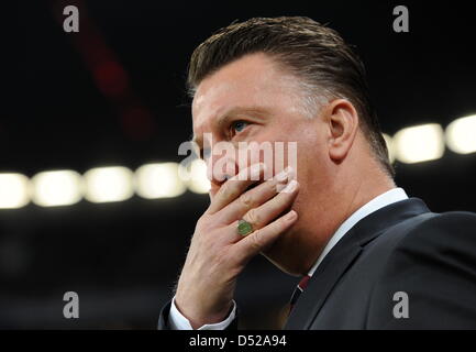 Fußball Bundesliga 10. Spieltag: FC Bayern München - SC Freiburg bin Freitag (29.10.2010) in der Allianz Arena in München. Der Trainer Vom FC Bayern Louis van Gaal Steht Vor Spielbeginn Auf Dem Platz. Foto: Tobias Hase Dpa/Lby (Achtung Sperrfrist! Die DFL Erlaubt Die Weiterverwertung der Bilder Im IPTV, Mobilfunk Und Durch Sonstige Neue Technologieentwicklungsfähigkeit Erst Zwei Stunden Nach Spielende. Stockfoto