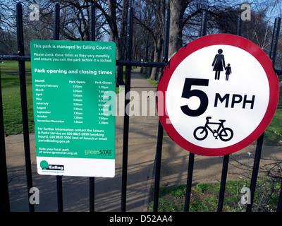 Vereinigtes Königreich West London Acton ein Schild am Eingang zum Park Stockfoto