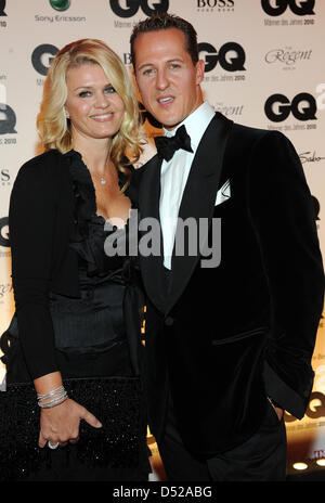 Deutsche Formel1 Rennfahrer Michael Schumacher und seine Frau Corinna für ein Foto bei der GQ "Männer des Jahres posieren" Gala in Berlin, Deutschland, 29. Oktober 2010. Foto: Britta Pedersen Stockfoto