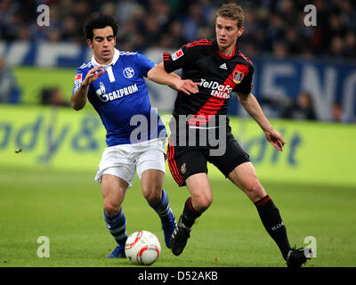 Fußball Bundesliga Schalke 04 - Bayer 04 Leverkusen bin Samstag (30.10.2010) in der Veltins-Arena in Gelsenkirchen. Der Schalker Jurado (R) der Levrkusener Lars Bender Kämpfen äh Höhle Ball.   Foto: Roland Weihrauch Dpa/Lnw Achtung Sperrfrist! Die DFL Erlaubt Die Weiterleitung der Bilder Im IPTV, Mobilfunk Und Durch Sonstige Neue Technologieentwicklungsfähigkeit Erst Zwei Stunden Nach Spielende. Sterben, Pu Stockfoto