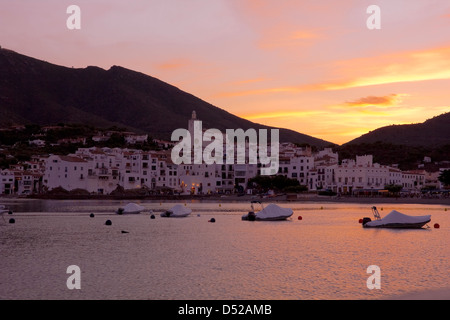 Ein kleines Fischerdorf. Romantik und Ruhe im Mittelmeer. Costa Brava, Katalonien, Spanien Stockfoto