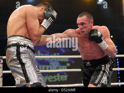 Deutscher Boxer Sebastian Sylvester (R) und Mahir Oral Box während der IBF-Weltmeisterschaft in Rostock, Deutschland, 30. Oktober 2010. Titelverteidiger Sylvester gewann im Mittelgewicht-Kampf nach Punkten. Foto: Bernd Wuestneck Stockfoto