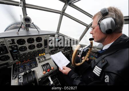 Leiter des Luftverkehrs Georg Kohne fliegt das Flugzeug Junkers Ju 52 der Lufthansa in Hamburg, Deutschland, 31. Oktober 2010. Jetzt verlässt die 74 Jahre alte "Grand Madame" der Lufthansa für die Winterpause. Seit 1986 nimmt die fliegende Dinosaurier bis zu 10 000 Nostalgiker auf Reisen in die Luft. Foto: Maurizio Gambardini Stockfoto