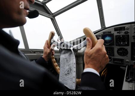 Leiter des Luftverkehrs Georg Kohne fliegt das Flugzeug Junkers Ju 52 der Lufthansa in Hamburg, Deutschland, 31. Oktober 2010. Jetzt verlässt die 74 Jahre alte "Grand Madame" der Lufthansa für die Winterpause. Seit 1986 nimmt die fliegende Dinosaurier bis zu 10 000 Nostalgiker auf Reisen in die Luft. Foto: Maurizio Gambardini Stockfoto