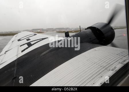 Junkers Ju 52 der Lufthansa fliegt über Hamburg, Germany, 31. Oktober 2010. Jetzt verlässt die 74 Jahre alte "Grand Madame" der Lufthansa für die Winterpause. Seit 1986 nimmt die fliegende Dinosaurier bis zu 10 000 Nostalgiker auf Reisen in die Luft. Foto: Maurizio Gambardini Stockfoto