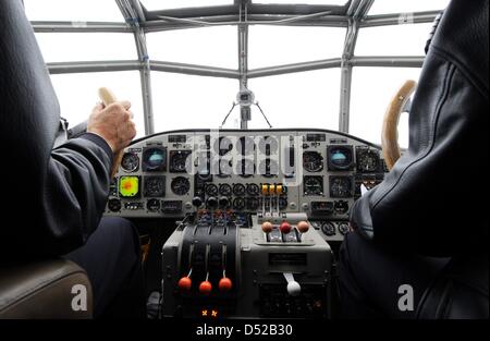 Leiter des Luftverkehrs Georg Kohne fliegt das Flugzeug Junkers Ju 52 der Lufthansa in Hamburg, Deutschland, 31. Oktober 2010. Jetzt verlässt die 74 Jahre alte "Grand Madame" der Lufthansa für die Winterpause. Seit 1986 nimmt die fliegende Dinosaurier bis zu 10 000 Nostalgiker auf Reisen in die Luft. Foto: Maurizio Gambardini Stockfoto