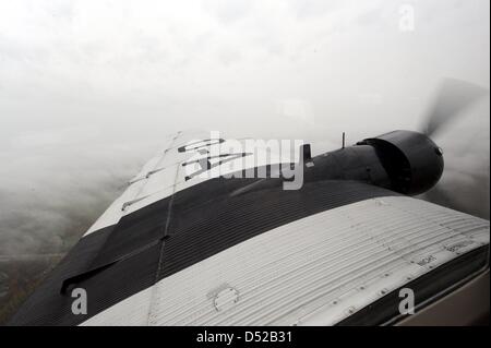 Junkers Ju 52 der Lufthansa fliegt über Hamburg, Germany, 31. Oktober 2010. Jetzt verlässt die 74 Jahre alte "Grand Madame" der Lufthansa für die Winterpause. Seit 1986 nimmt die fliegende Dinosaurier bis zu 10 000 Nostalgiker auf Reisen in die Luft. Foto: Maurizio Gambardini Stockfoto