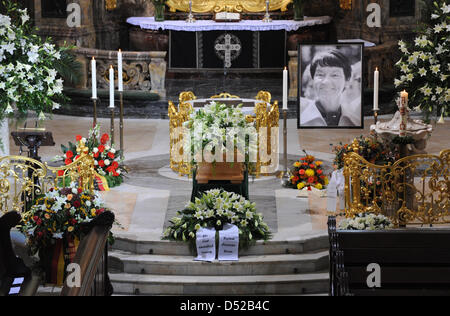 Loki Schmidt Sarg ist in der St. Michaelis Kirche in Hamburg, Deutschland, 1. November 2010 angelegt. Die Ehefrau des ehemaligen deutschen Bundeskanzlers Helmut Schmidt starb am 21. Oktober 2010 im Alter von 91 Jahren in ihrem Haus im Stadtteil Langenhorn in Hamburg. Foto: MARCUS BRANDT Stockfoto