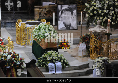 Loki Schmidt Sarg ist in der St. Michaelis Kirche in Hamburg, Deutschland, 1. November 2010 angelegt. Die Ehefrau des ehemaligen deutschen Bundeskanzlers Helmut Schmidt starb am 21. Oktober 2010 im Alter von 91 Jahren in ihrem Haus im Stadtteil Langenhorn in Hamburg. Foto: MARCUS BRANDT Stockfoto