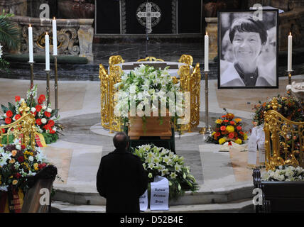 Loki Schmidt Sarg ist in der St. Michaelis Kirche in Hamburg, Deutschland, 1. November 2010 angelegt. Die Ehefrau des ehemaligen deutschen Bundeskanzlers Helmut Schmidt starb am 21. Oktober 2010 im Alter von 91 Jahren in ihrem Haus im Stadtteil Langenhorn in Hamburg. Foto: MARCUS BRANDT Stockfoto