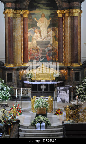 Loki Schmidt Sarg ist in der St. Michaelis Kirche in Hamburg, Deutschland, 1. November 2010 angelegt. Die Ehefrau des ehemaligen deutschen Bundeskanzlers Helmut Schmidt starb am 21. Oktober 2010 im Alter von 91 Jahren in ihrem Haus im Stadtteil Langenhorn in Hamburg. Foto: MARCUS BRANDT Stockfoto