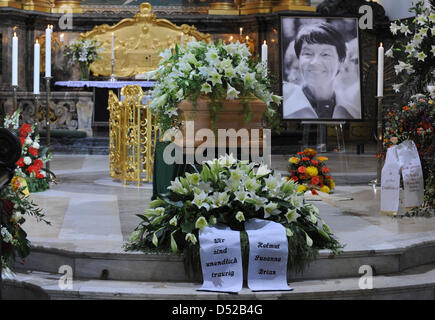 Loki Schmidt Sarg ist in der St. Michaelis Kirche in Hamburg, Deutschland, 1. November 2010 angelegt. Die Ehefrau des ehemaligen deutschen Bundeskanzlers Helmut Schmidt starb am 21. Oktober 2010 im Alter von 91 Jahren in ihrem Haus im Stadtteil Langenhorn in Hamburg. Foto: MARCUS BRANDT Stockfoto