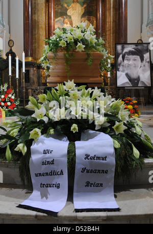 Loki Schmidt Sarg ist in der St. Michaelis Kirche in Hamburg, Deutschland, 1. November 2010 angelegt. Die Ehefrau des ehemaligen deutschen Bundeskanzlers Helmut Schmidt starb am 21. Oktober 2010 im Alter von 91 Jahren in ihrem Haus im Stadtteil Langenhorn in Hamburg. Foto: MARCUS BRANDT Stockfoto