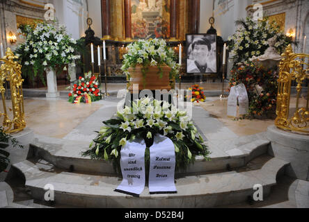 Loki Schmidt Sarg ist in der St. Michaelis Kirche in Hamburg, Deutschland, 1. November 2010 angelegt. Die Ehefrau des ehemaligen deutschen Bundeskanzlers Helmut Schmidt starb am 21. Oktober 2010 im Alter von 91 Jahren in ihrem Haus im Stadtteil Langenhorn in Hamburg. Foto: MARCUS BRANDT Stockfoto