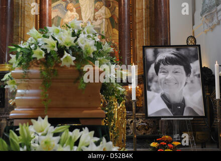 Loki Schmidt Sarg ist in der St. Michaelis Kirche in Hamburg, Deutschland, 1. November 2010 angelegt. Die Ehefrau des ehemaligen deutschen Bundeskanzlers Helmut Schmidt starb am 21. Oktober 2010 im Alter von 91 Jahren in ihrem Haus im Stadtteil Langenhorn in Hamburg. Foto: MARCUS BRANDT Stockfoto