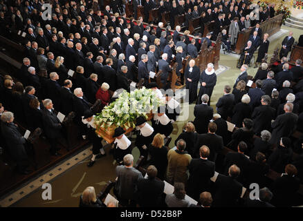 Helmut Schmidt (im Rollstuhl), seine Tochter Susanne und ihr Mann Brian Kennedy Folgen der Sargträger, die Loki Schmidt Sarg nach der Trauerfeier in Hamburg, Deutschland, 1. November 2010 aus der St. Michaelis Kirche zu tragen. Die Ehefrau des ehemaligen deutschen Bundeskanzlers Helmut Schmidt starb am 21. Oktober 2010 im Alter von 91 Jahren in ihrem Haus im Stadtteil Langenhorn in Hamburg. P Stockfoto