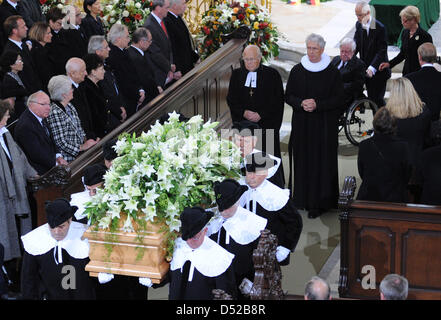 Helmut Schmidt (im Rollstuhl), seine Tochter Susanne und ihr Mann Brian Kennedy Folgen der Sargträger, die Loki Schmidt Sarg nach der Trauerfeier in Hamburg, Deutschland, 1. November 2010 aus der St. Michaelis Kirche zu tragen. Die Ehefrau des ehemaligen deutschen Bundeskanzlers Helmut Schmidt starb am 21. Oktober 2010 im Alter von 91 Jahren in ihrem Haus im Stadtteil Langenhorn in Hamburg. P Stockfoto