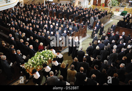 Helmut Schmidt (im Rollstuhl), seine Tochter Susanne und ihr Mann Brian Kennedy Folgen der Sargträger, die Loki Schmidt Sarg nach der Trauerfeier in Hamburg, Deutschland, 1. November 2010 aus der St. Michaelis Kirche zu tragen. Die Ehefrau des ehemaligen deutschen Bundeskanzlers Helmut Schmidt starb am 21. Oktober 2010 im Alter von 91 Jahren in ihrem Haus im Stadtteil Langenhorn in Hamburg. P Stockfoto