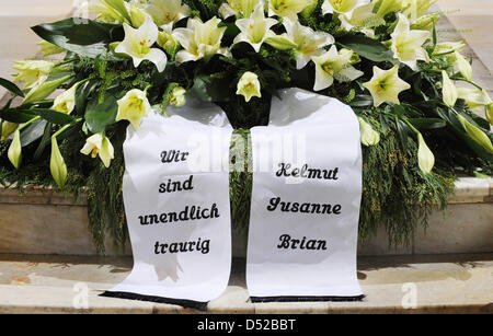 Die Banner auf Loki Schmidt Beerdigung Kranz sagen "Wir sind grenzenlos traurig" und "Helmut, Susanne, Brian" an der Trauerfeier in der St. Michaelis Kirche in Hamburg, Deutschland, 1. November 2010. Die Ehefrau des ehemaligen deutschen Bundeskanzlers Helmut Schmidt starb am 21. Oktober 2010 im Alter von 91 Jahren in ihrem Haus im Stadtteil Langenhorn in Hamburg. Foto: MARCUS BRANDT Stockfoto